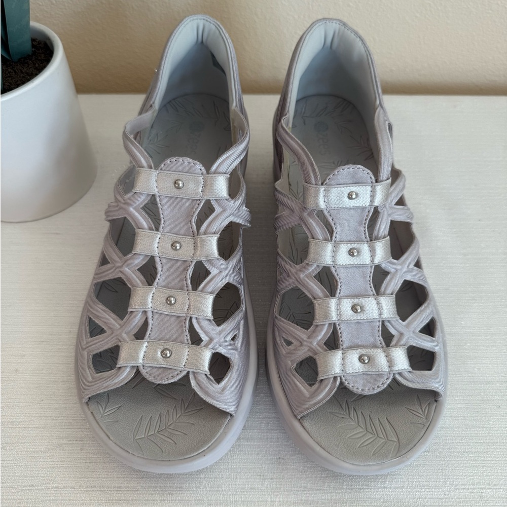 New BZEES Sapphire Women's Light Gray Wedge Sandals - Picture 2 of 12